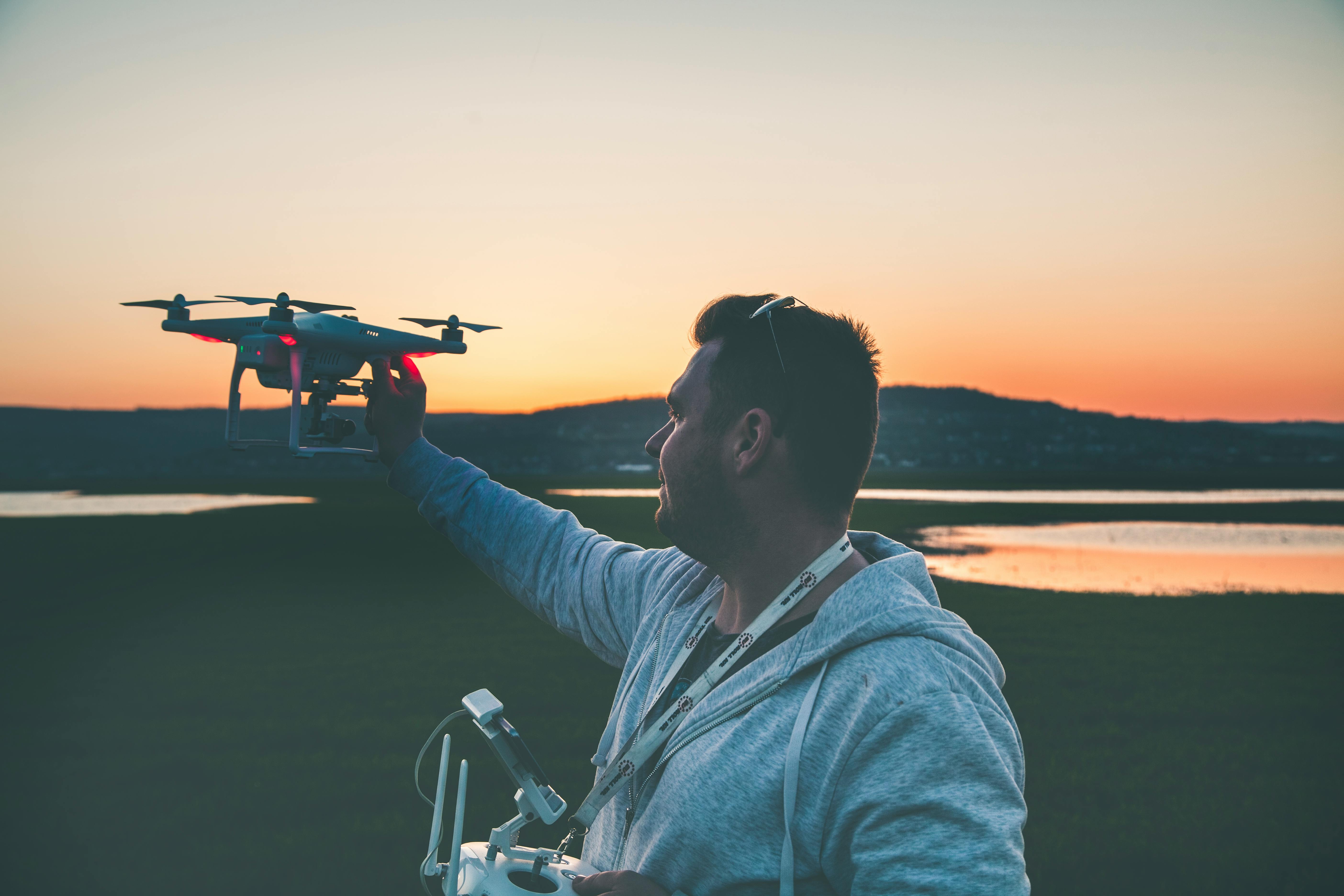 Portrait du vidéaste drone en action sur le terrain en Bretagne